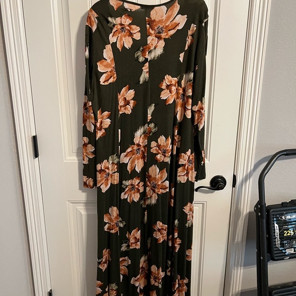 #379. Karen T Design Maxi Floral Dress. Size 2X - Picture 5 of 6